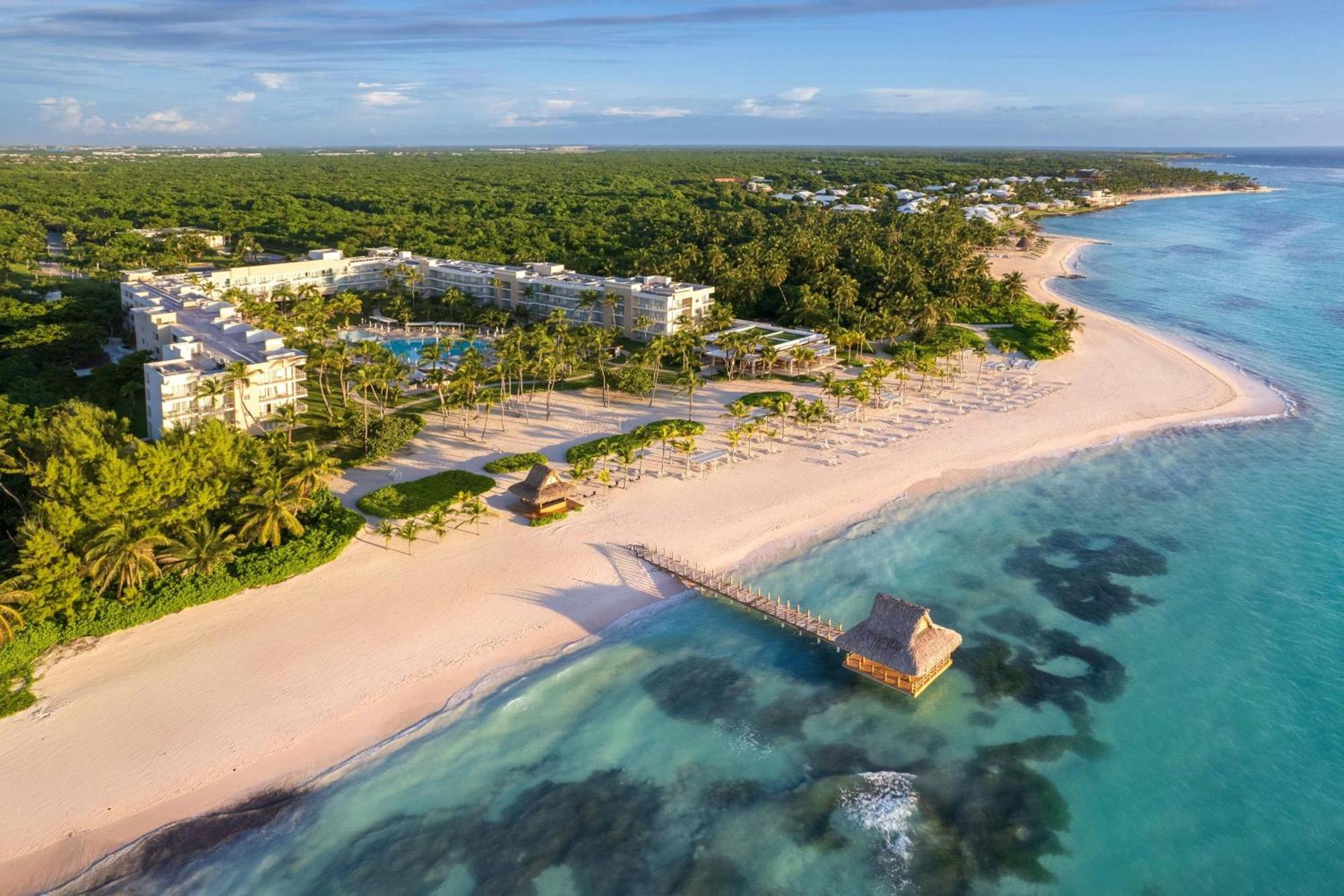 2 Hoteles Cerca del Aeropuerto y Playa Juanillo que Valen la Pena